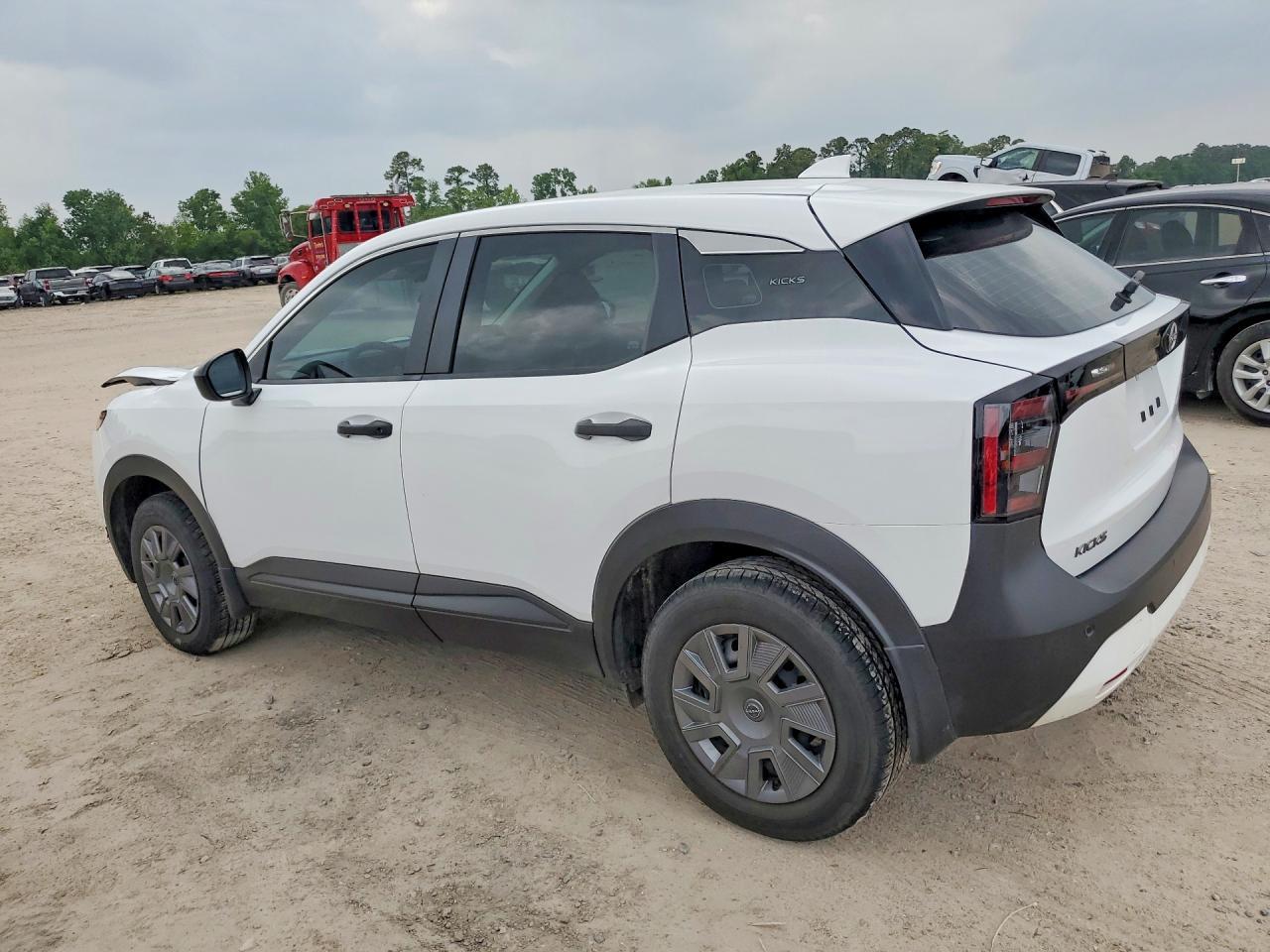2025 Nissan Kicks S - Фото 2