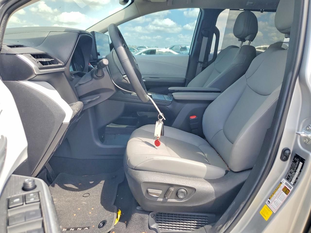 2025 Toyota Sienna Xle 8-Passenger - Image 7