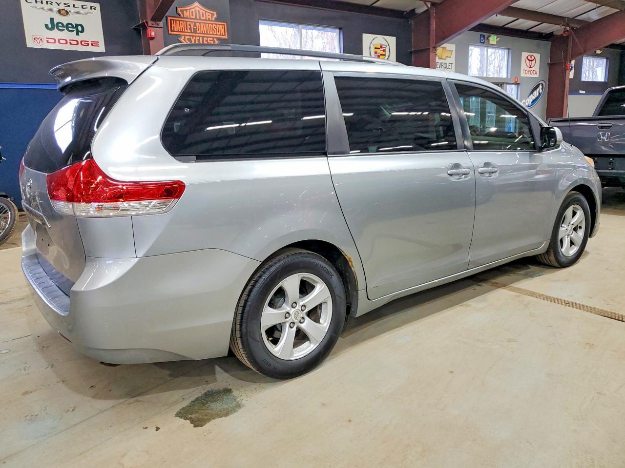 2011 Toyota Sienna Le 8-Passenger - Image 3