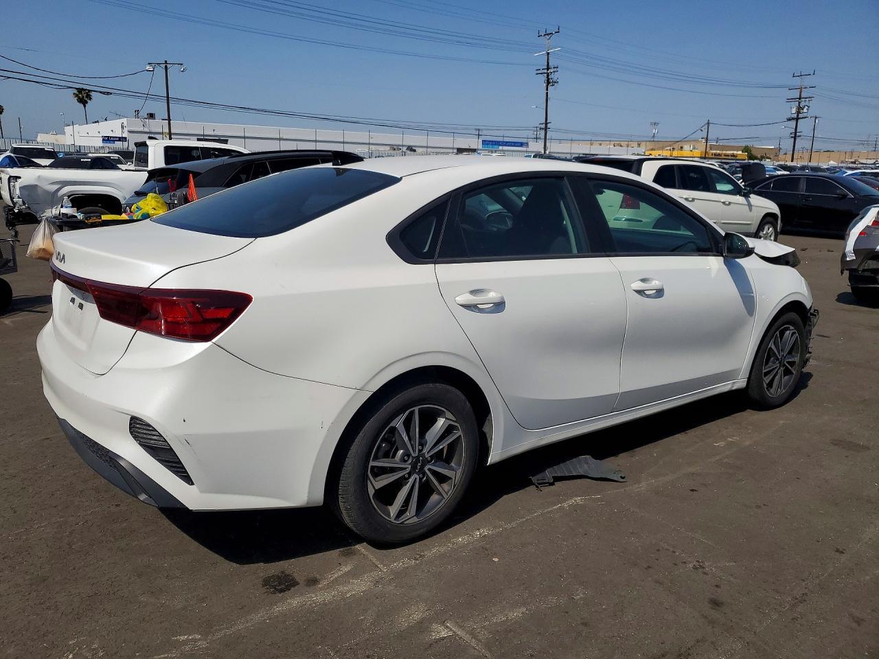 2023 Kia Forte Lxs - Image 3