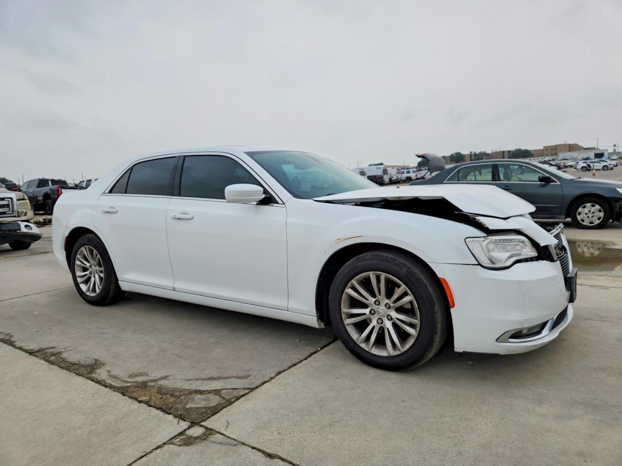 2016 Chrysler 300 Limited - Фото 4