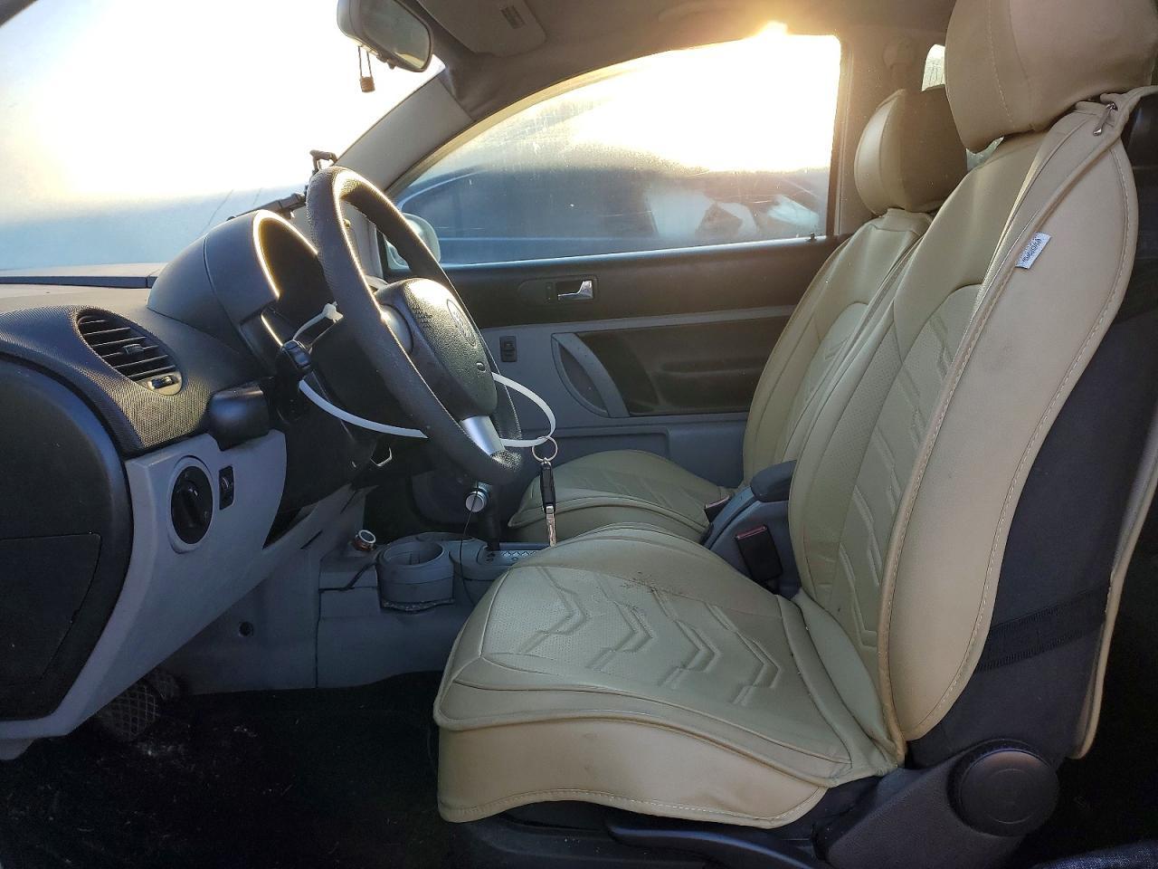 2004 Volkswagen New Beetle - Image 7