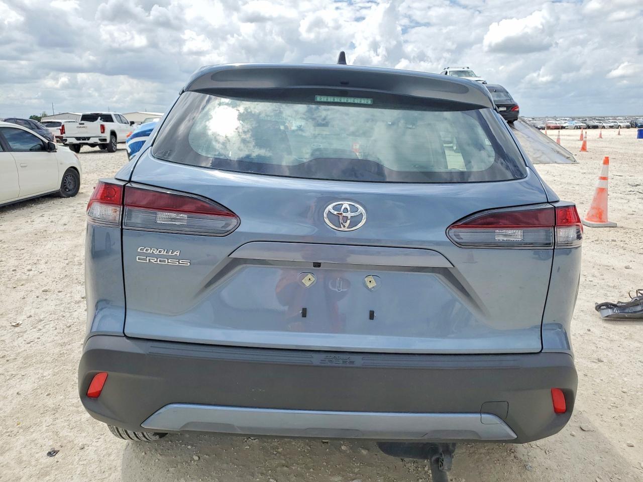 2026 Toyota Corolla Cross L - Image 6
