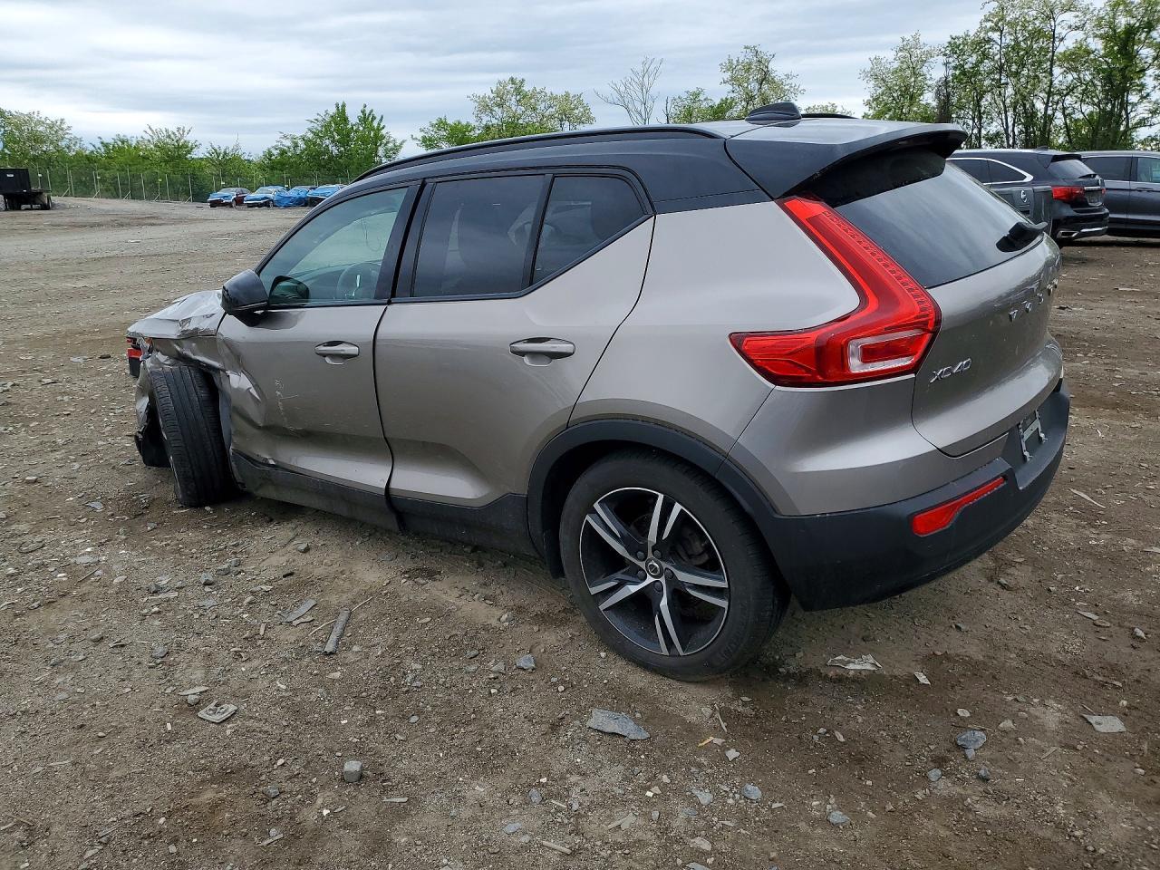 2022 Volvo Xc40 T5 R-Design - Image 2