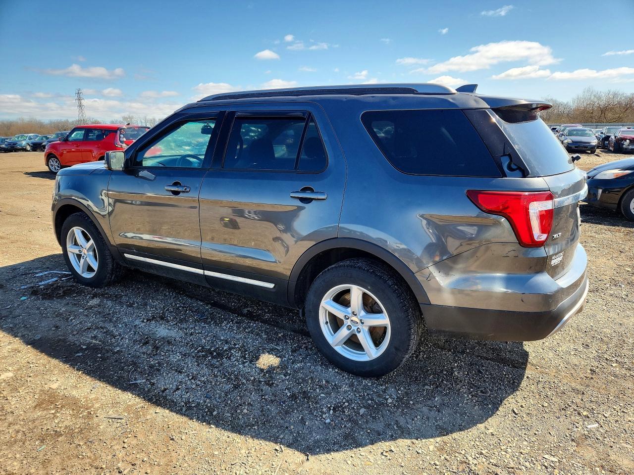 2017 Ford Explorer Xlt - Фото 2