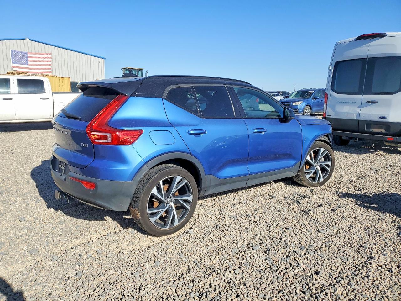 2021 Volvo Xc40 T5 R-Design - Image 3