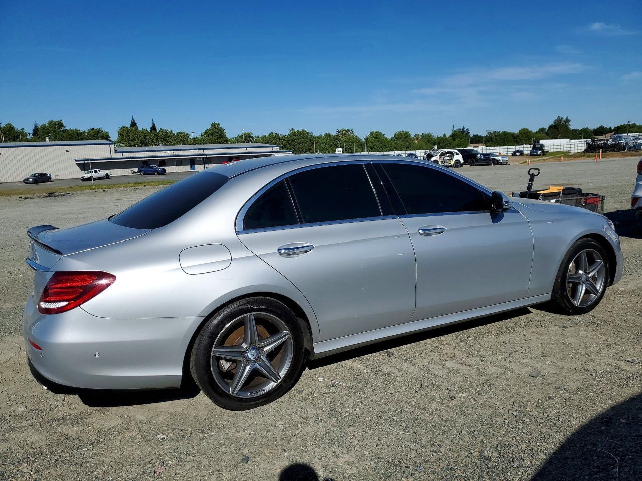 2017 Mercedes-Benz E 300 - Фото 3