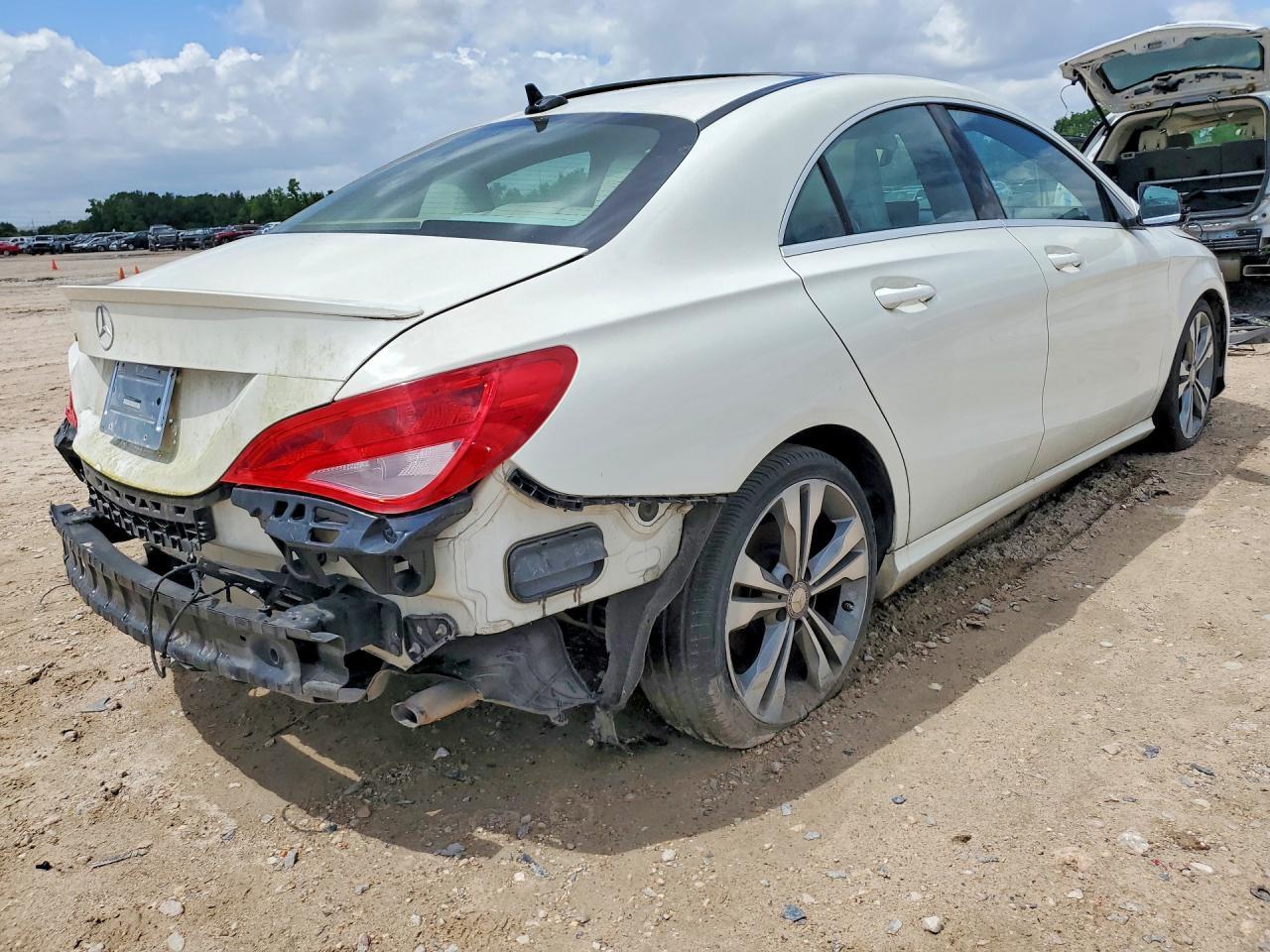 2017 Mercedes Benz C-Class C250 Rwd - Фото 3