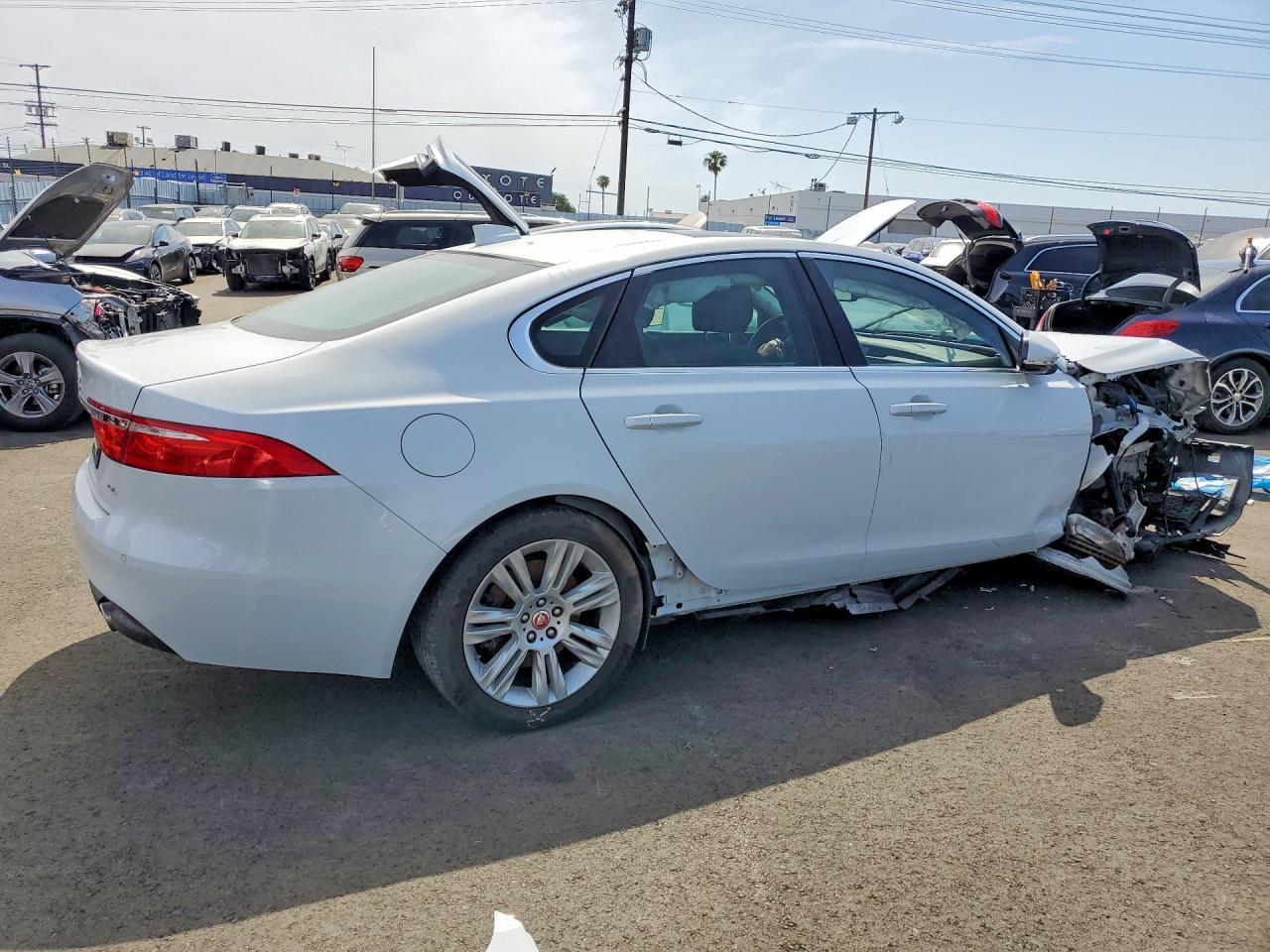 2016 Jaguar Xf Premium - Image 3