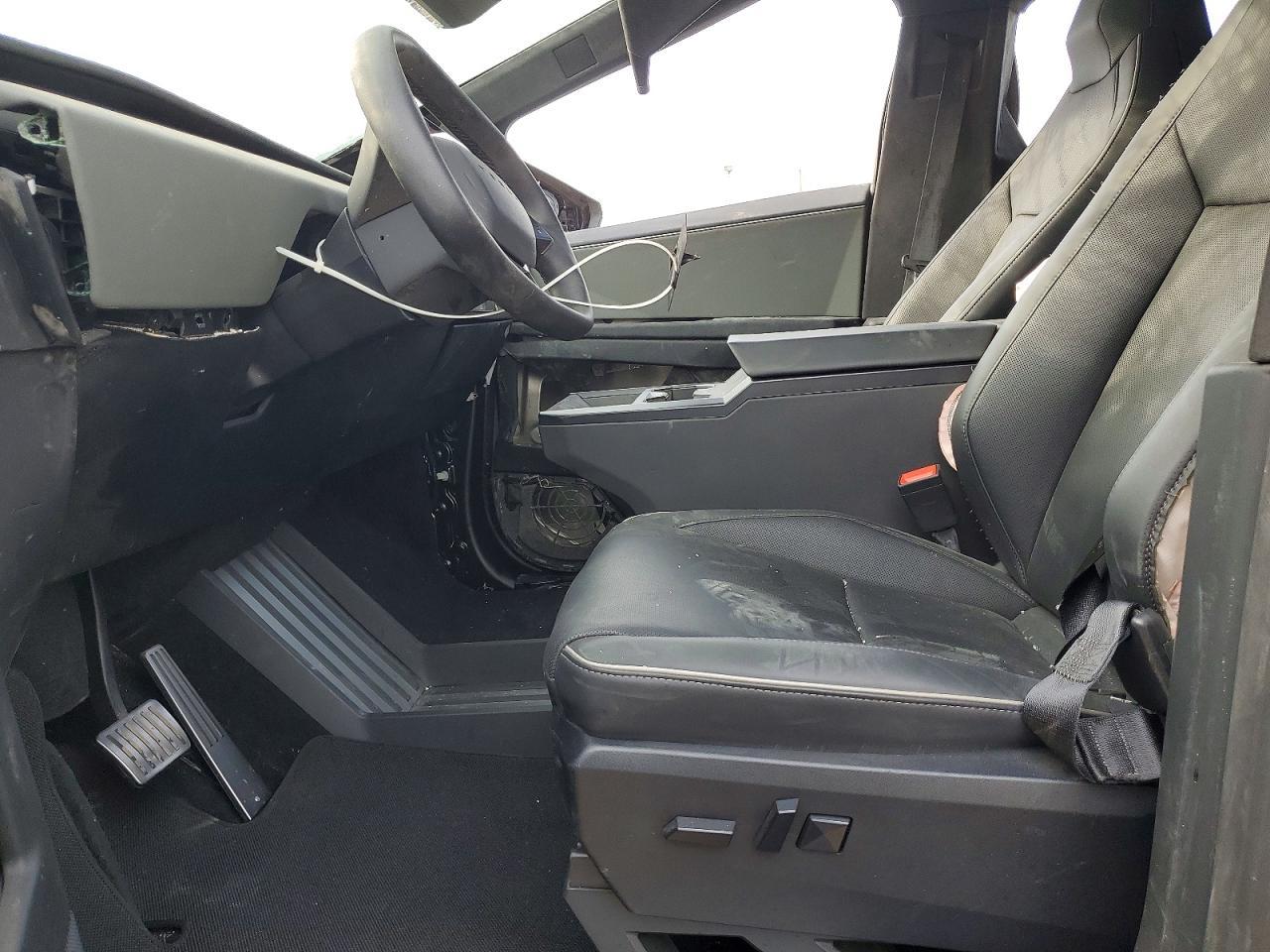 2025 Tesla Cybertruck - Image 7