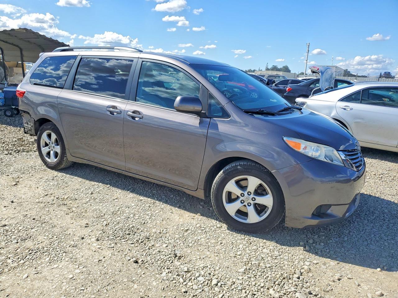 2015 Toyota Sienna Le - Image 4