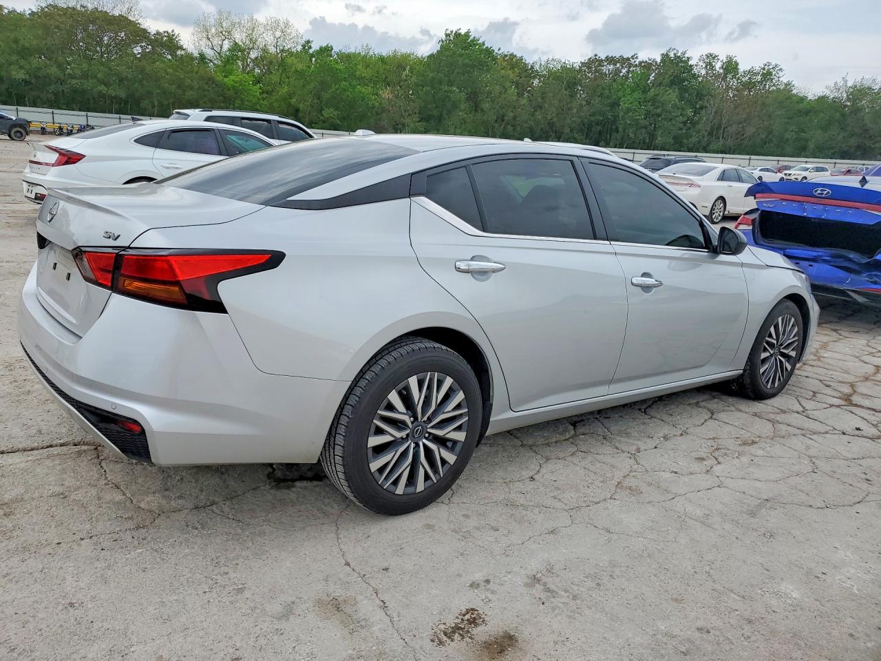 2024 Nissan Altima Sv - Image 3