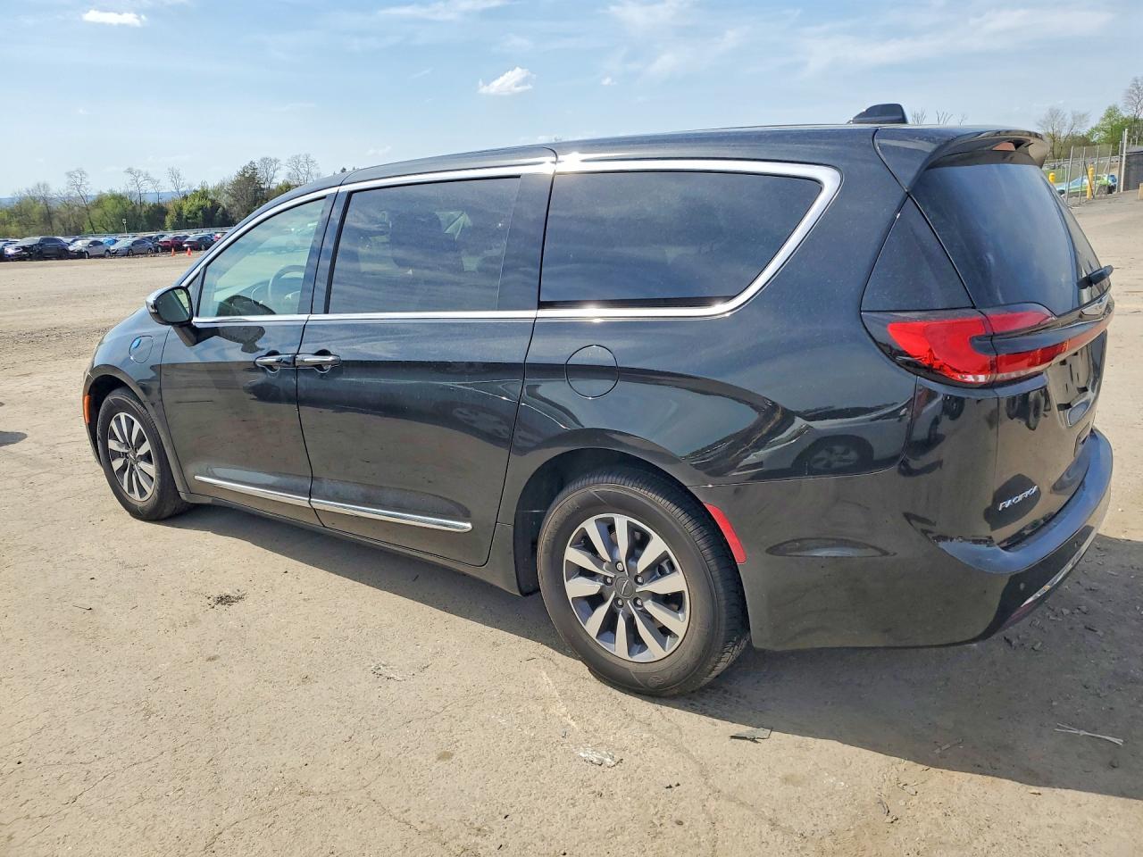 2023 Chrysler Pacifica Hybrid Limited - Image 2