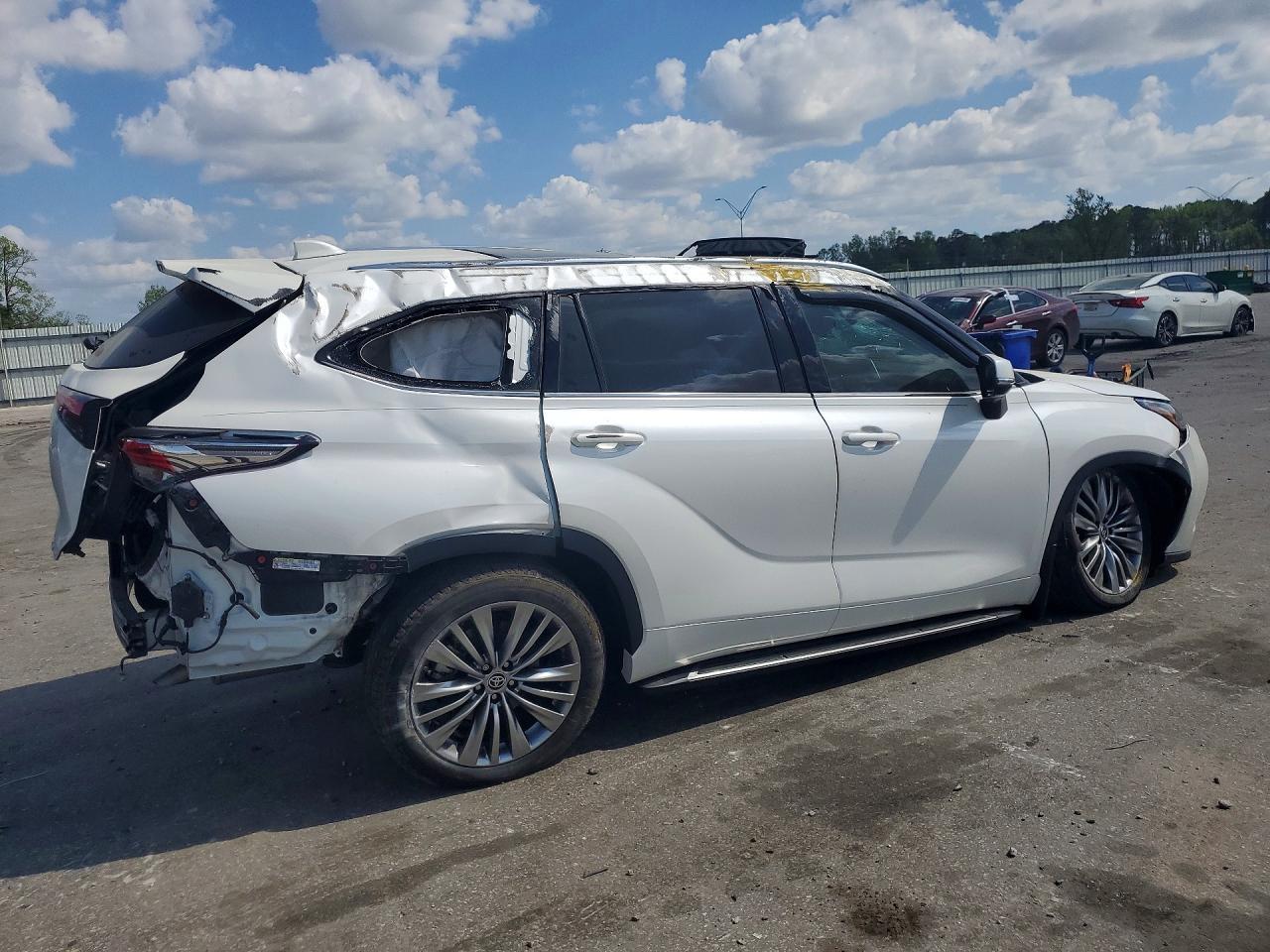 2021 Toyota Highlander Platinum - Image 3