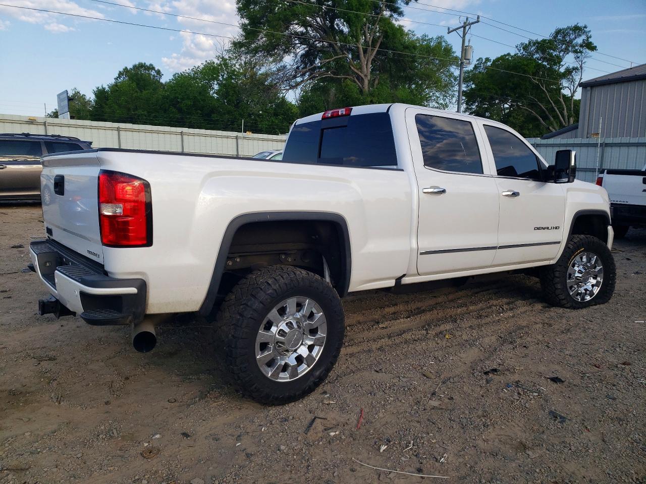 2019 GMC Sierra K2500 Denali - Image 3