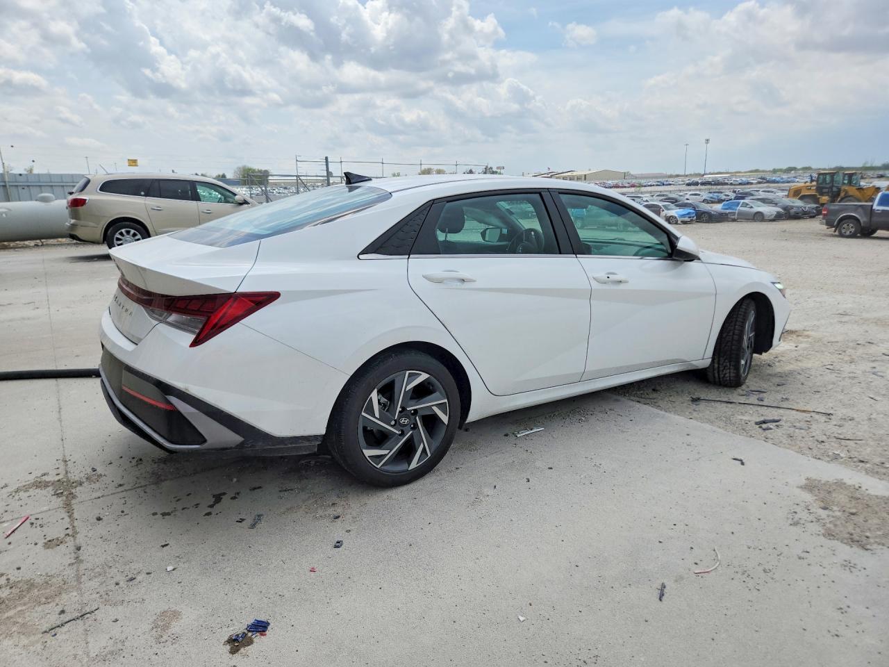 2024 Hyundai Elantra Sel - Image 3
