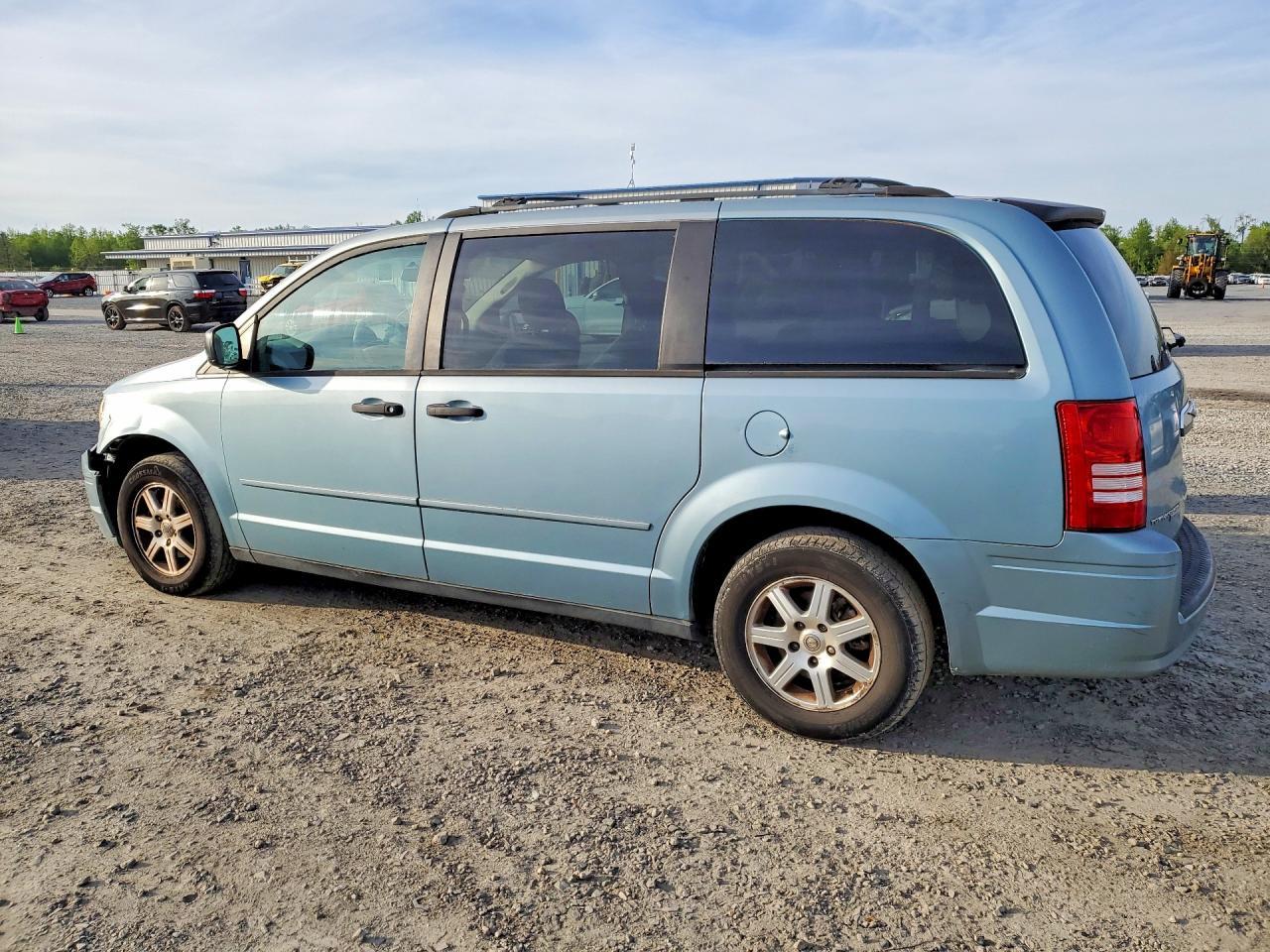 2008 Chrysler Town & Country Lx - Image 2