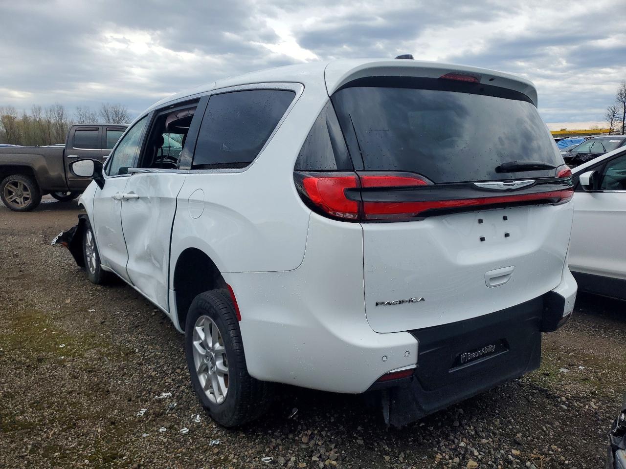 2024 Chrysler Pacifica Touring - Фото 2