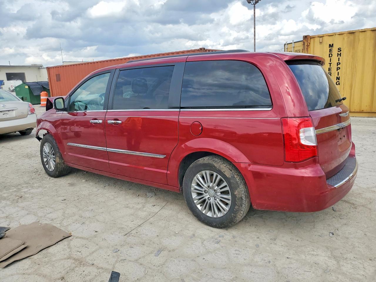 2016 Chrysler Town & Country Touring L - Фото 2