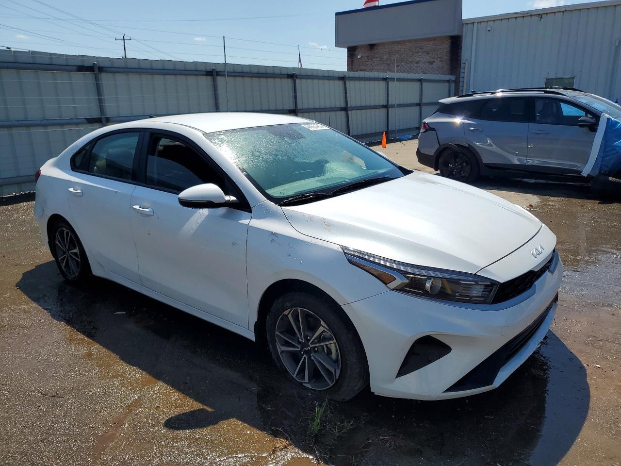 2023 Kia Forte Lxs - Image 4