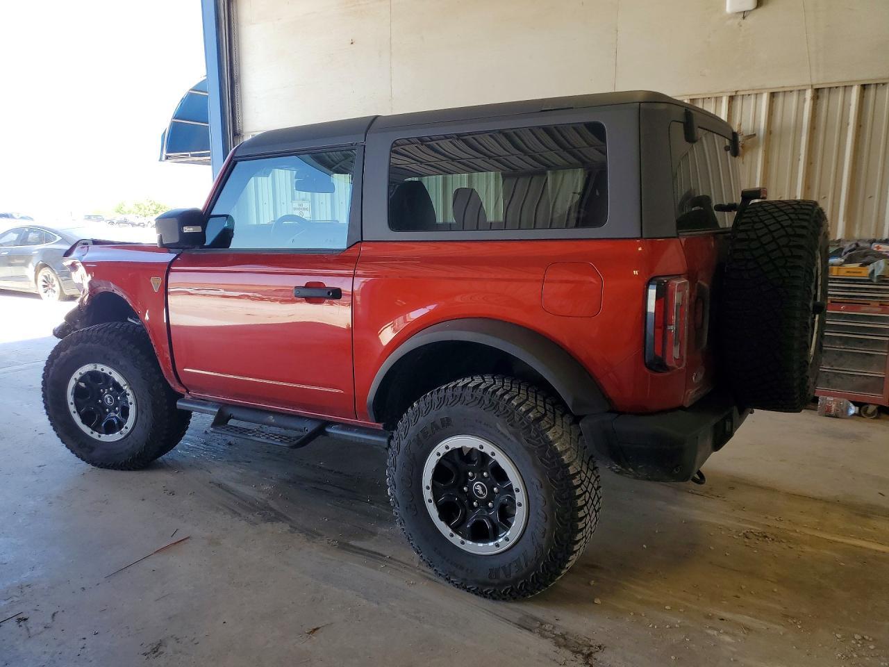 2024 Ford Bronco Badlands - Image 2