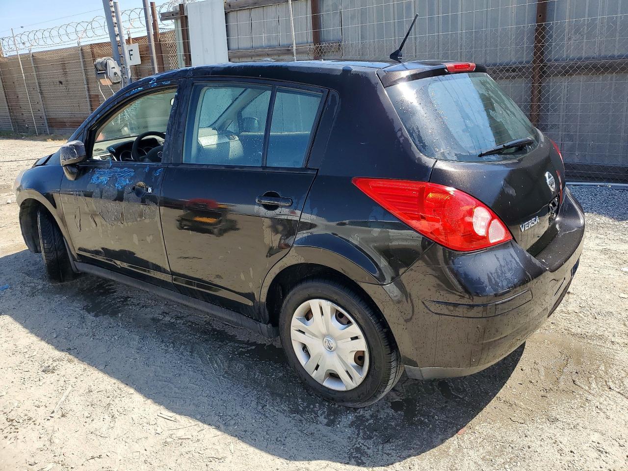 2011 Nissan Versa 1.8 S - Image 2