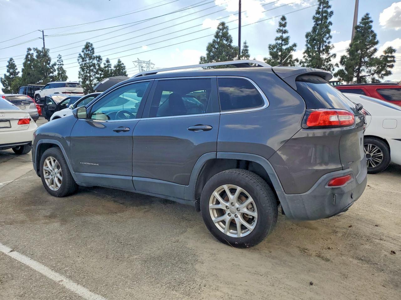 2016 Jeep Cherokee Latitude - Фото 2