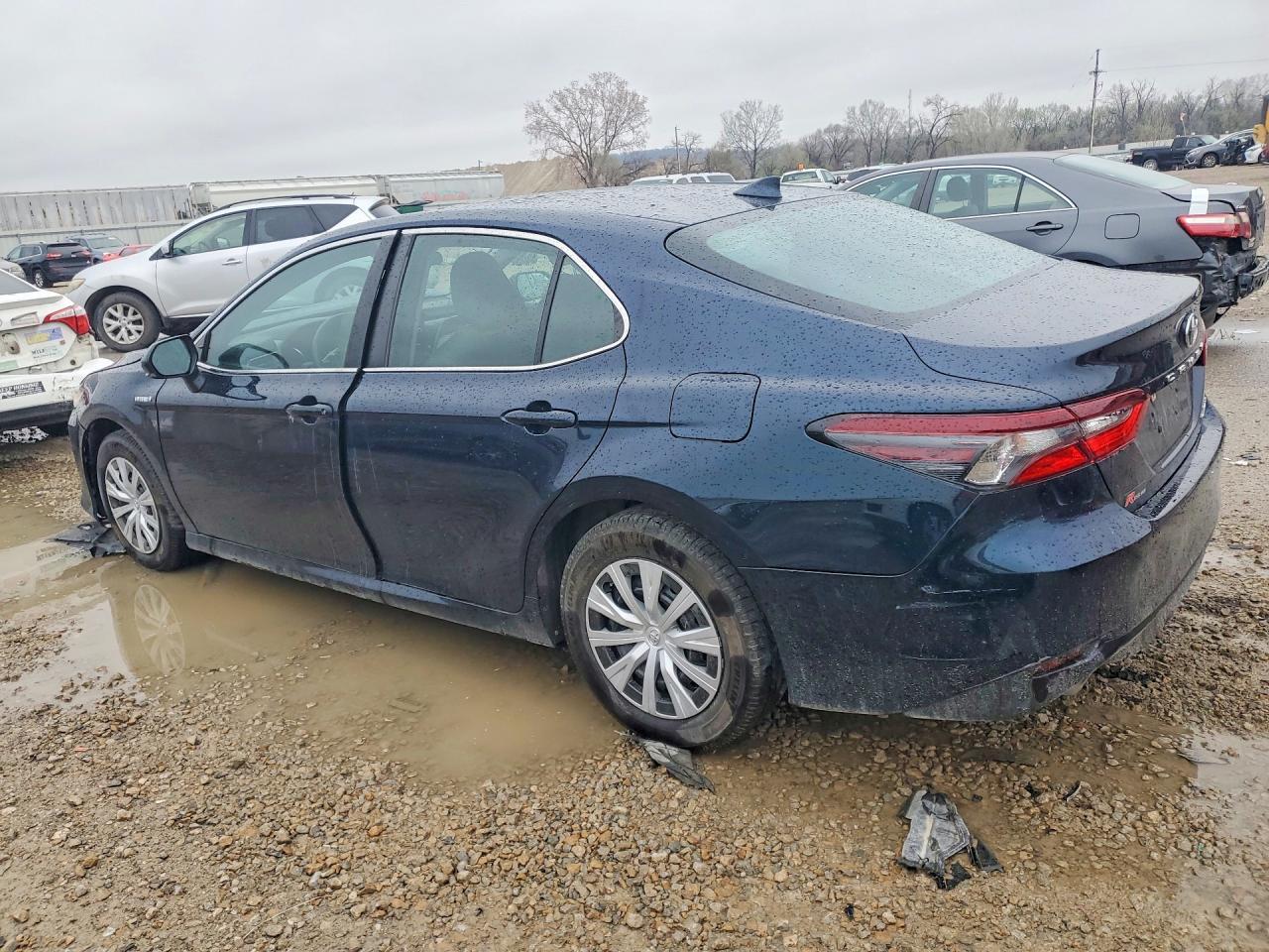 2021 Toyota Camry Hybrid Le - Фото 2