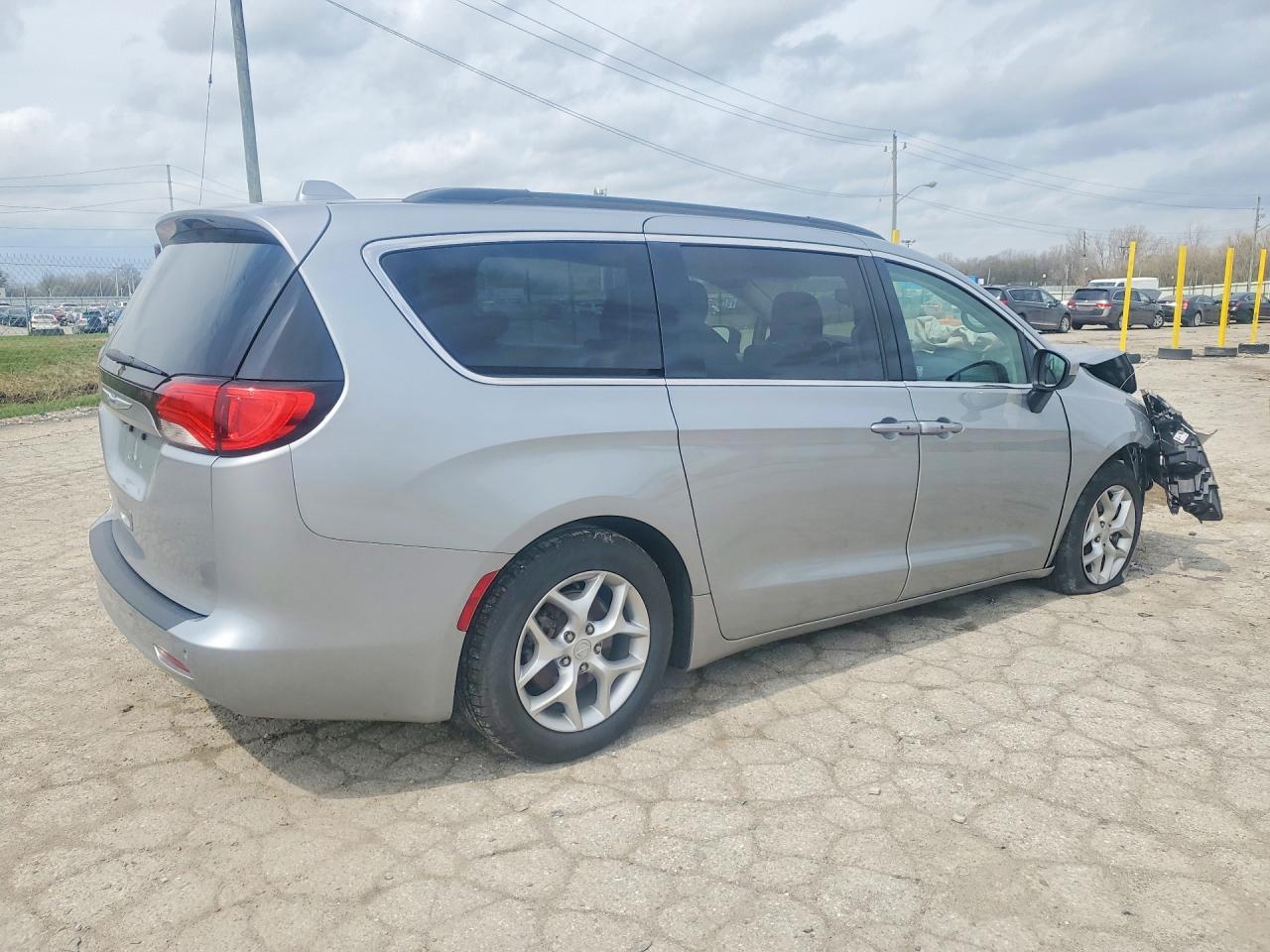 2018 Chrysler Pacifica - Image 3