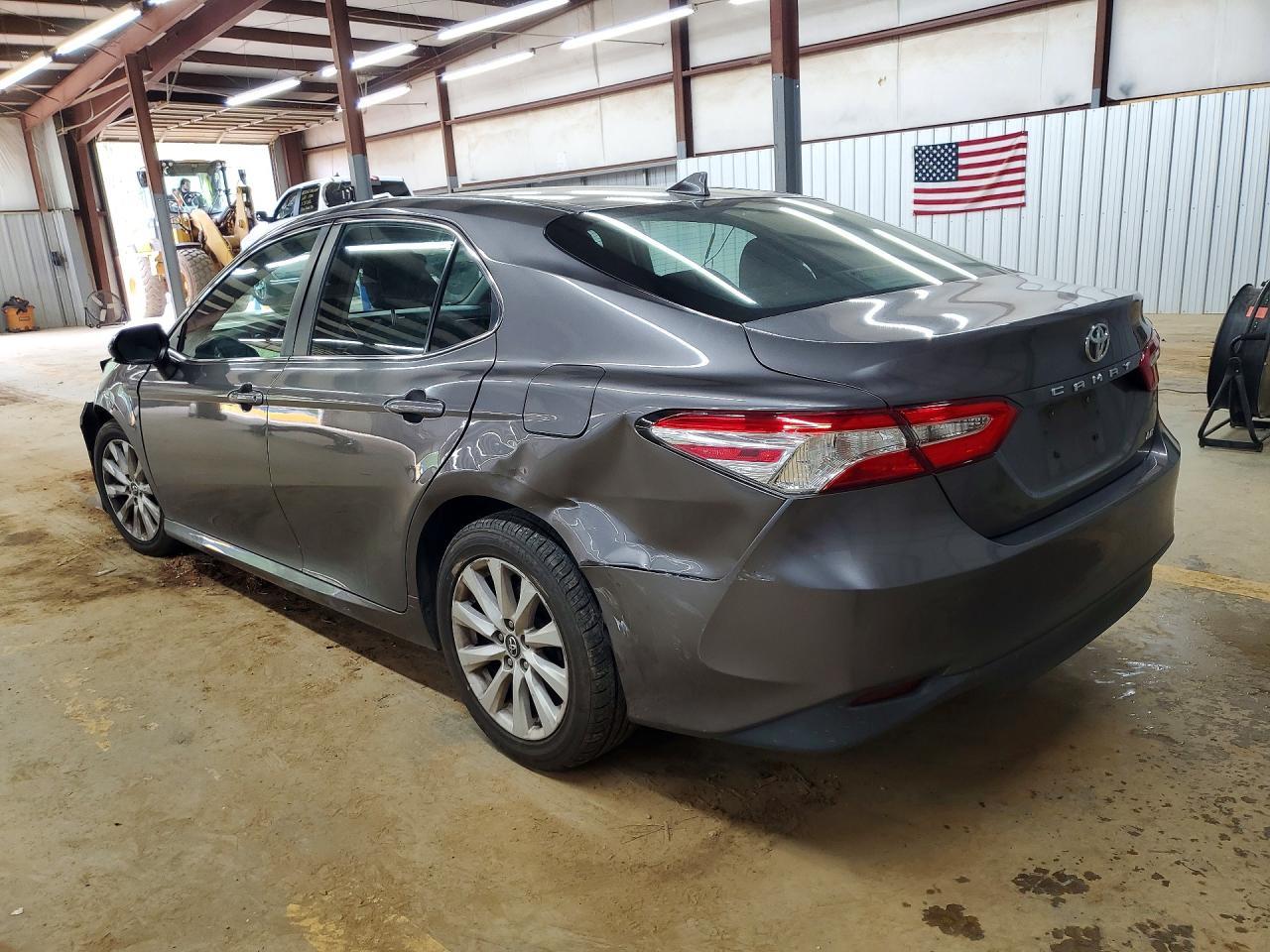 2019 Toyota Camry Le - Фото 2