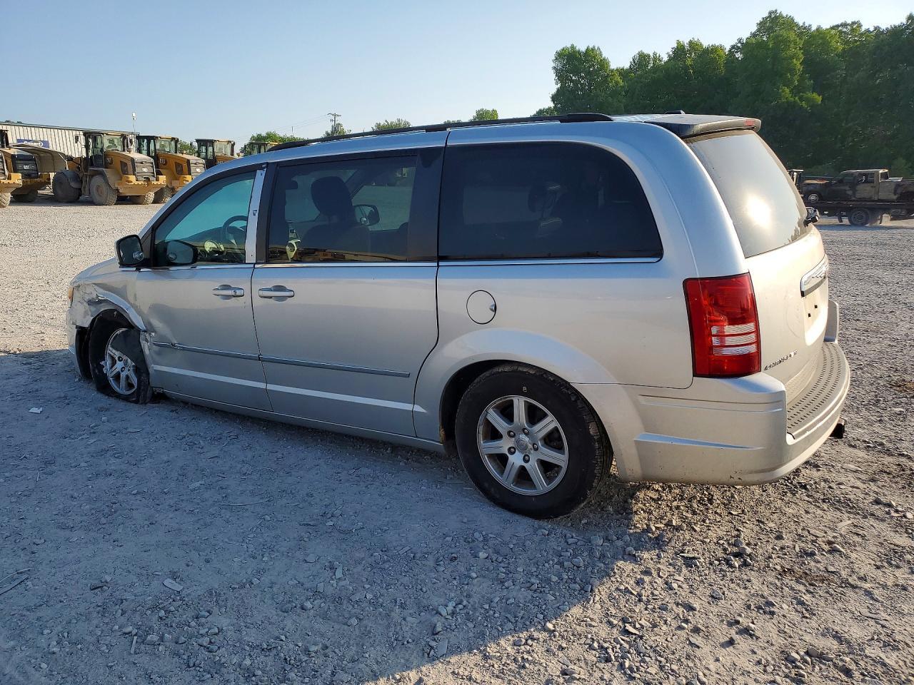 2010 Chrysler Town & Country Touring - Фото 2