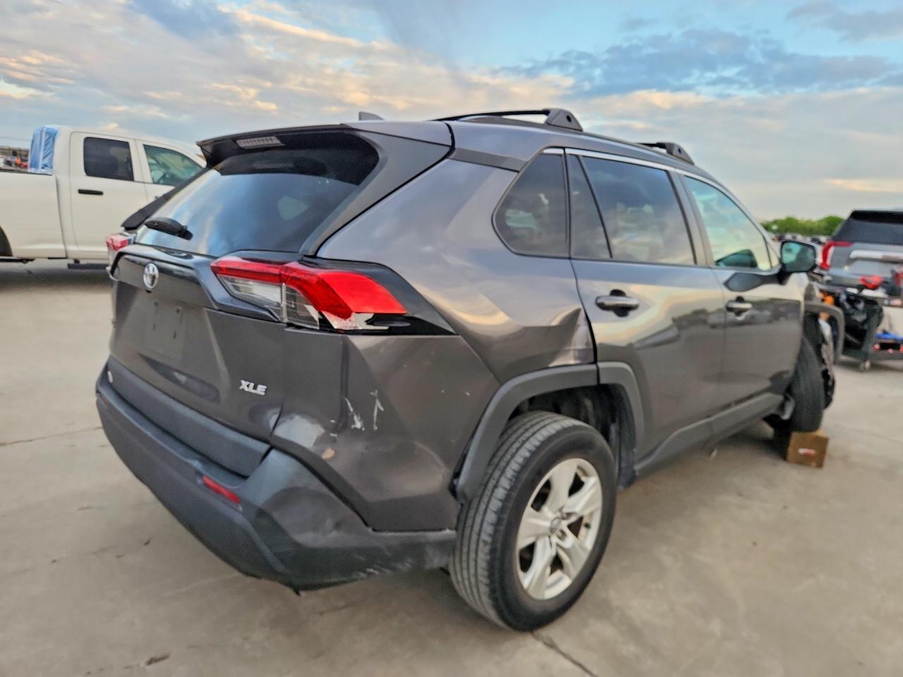 2021 Toyota Rav4 Xle - Фото 3