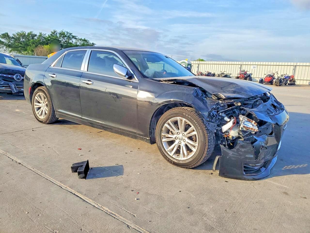 2017 Chrysler 300C - Фото 4