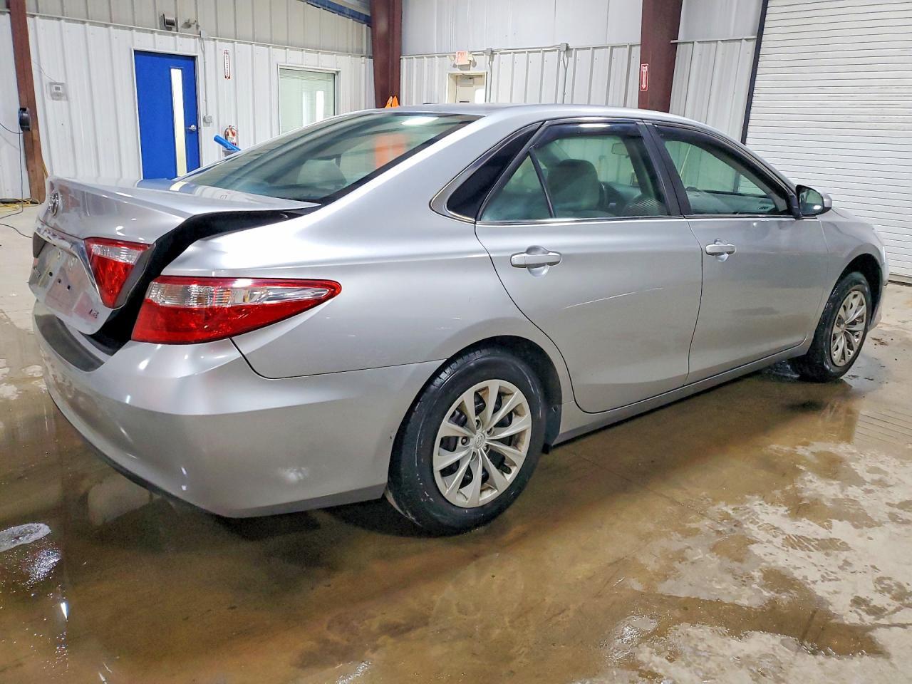 2017 Toyota Camry Le - Фото 3