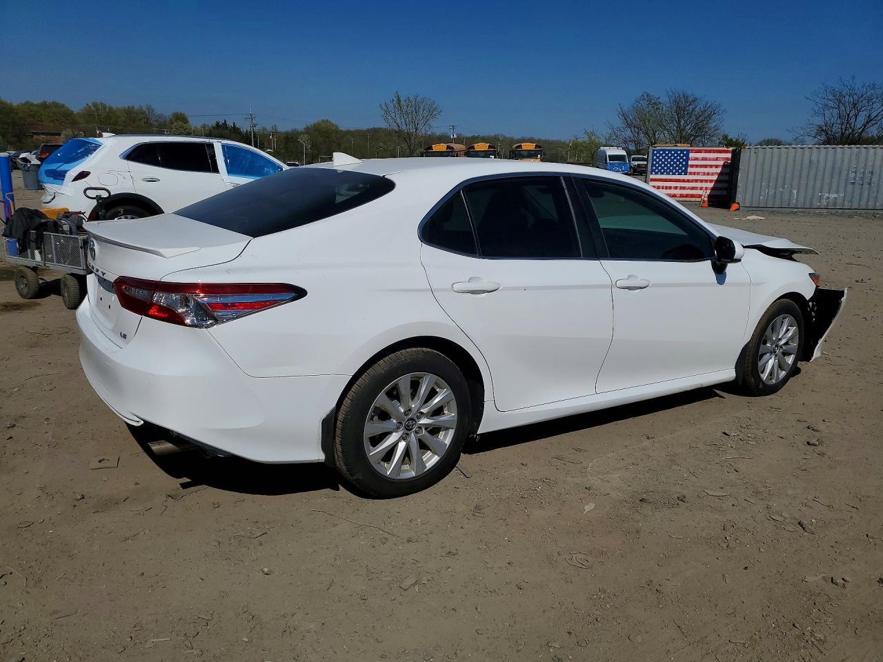2019 Toyota Camry Le - Фото 3