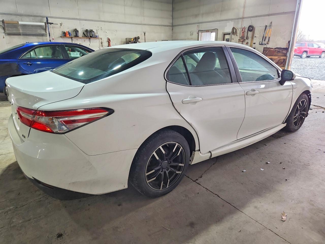 2018 Toyota Camry Le - Фото 3