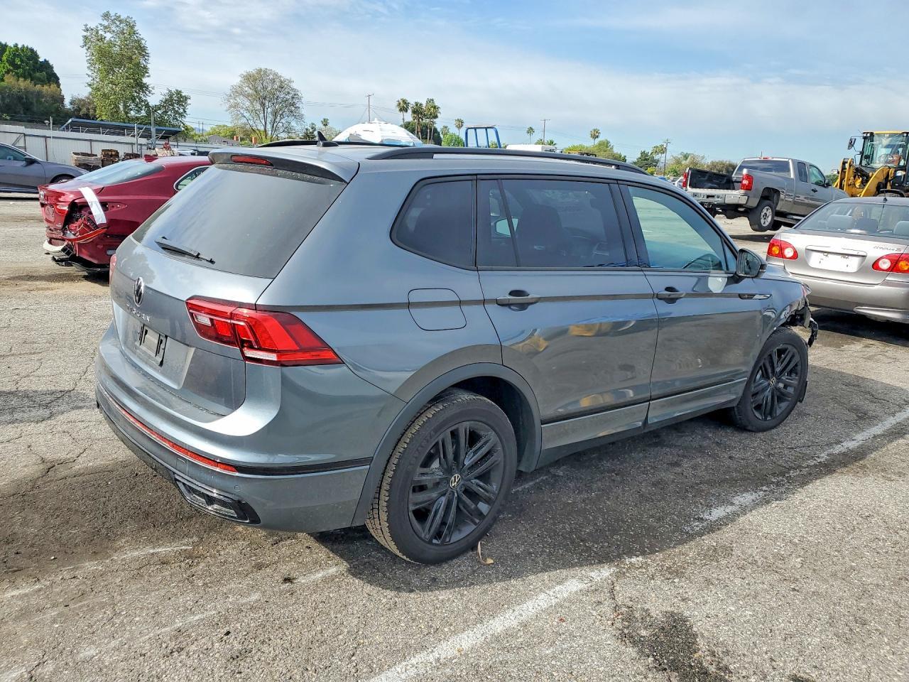 2022 Volkswagen Tiguan Se R-Line Black - Image 3