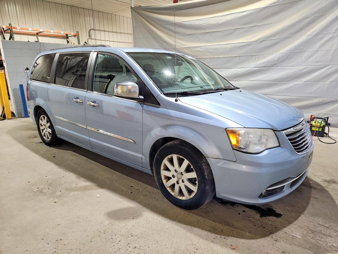 2012 Chrysler Town & Country Touring L - Фото 4