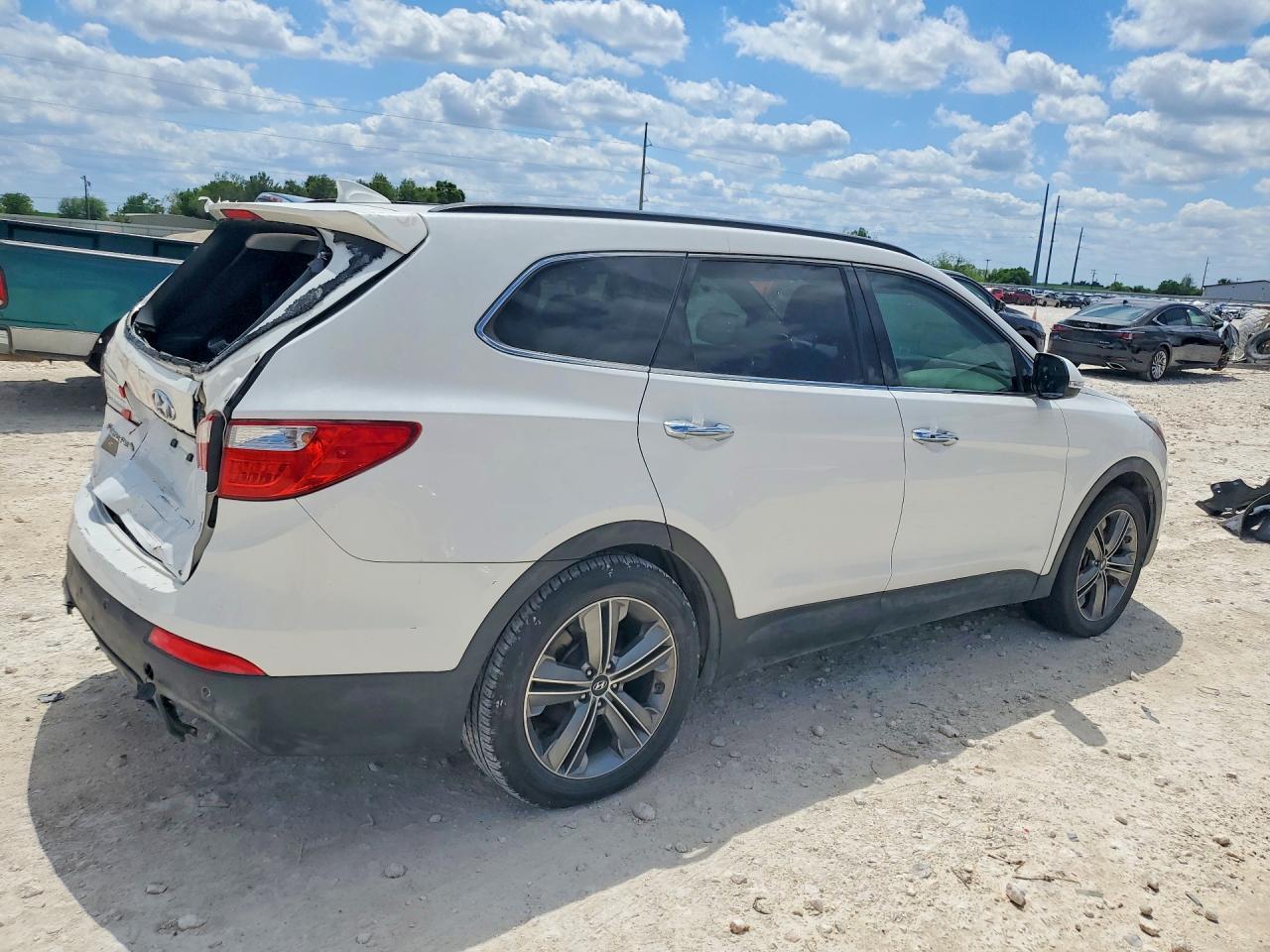 2016 Hyundai Sante Fe - Image 3