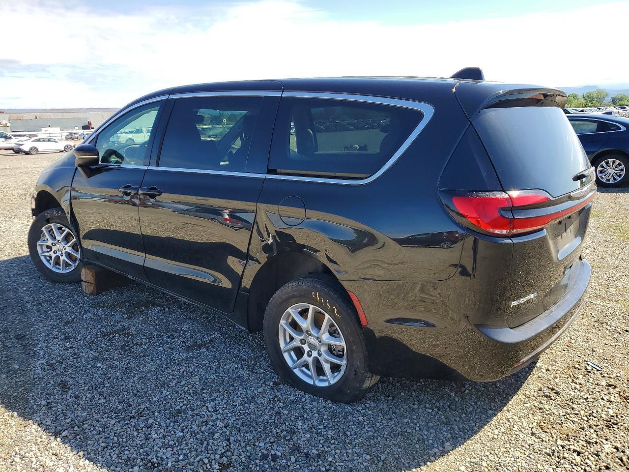 2023 Chrysler Pacifica Touring L - Image 2
