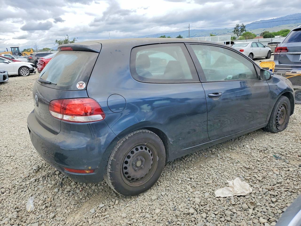 2010 Volkswagen Golf - Image 3