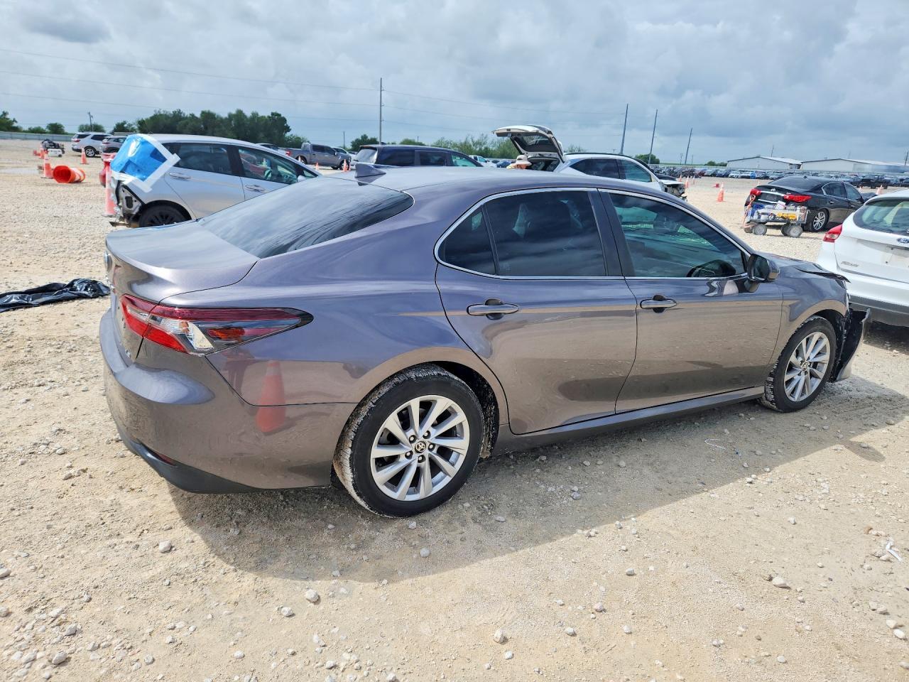 2021 Toyota Camry Le - Фото 3