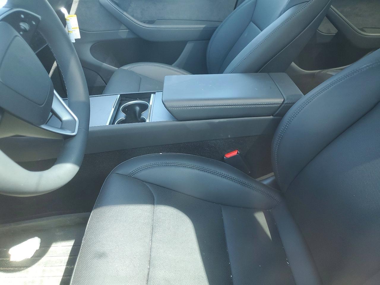 2026 Tesla Model Y - Фото 7