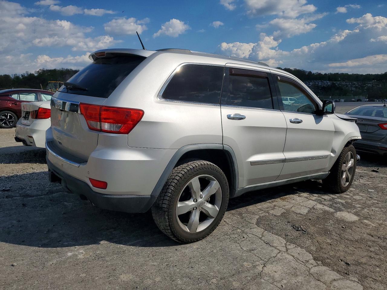 2012 Jeep Grand Cherokee Overland - Image 3