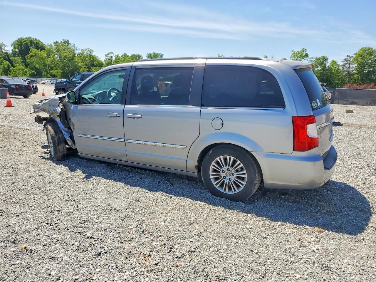 2013 Chrysler Town & Country Touring L - Фото 2