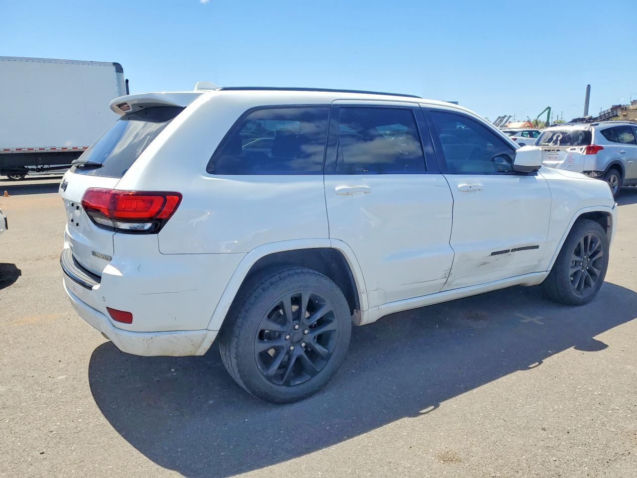 2017 Jeep Grand Cherokee Laredo - Image 3