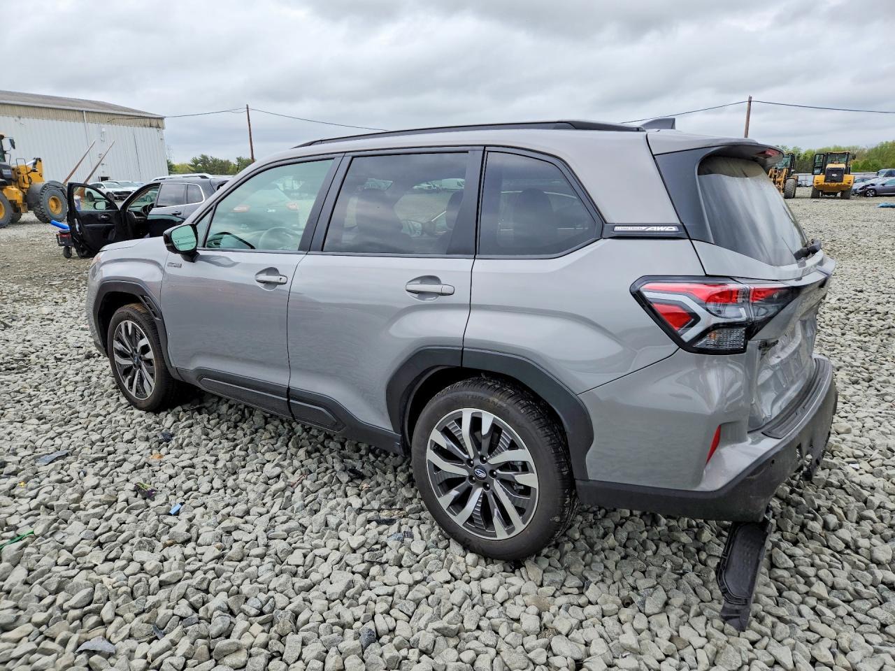 2025 Subaru Forester Touring - Фото 2