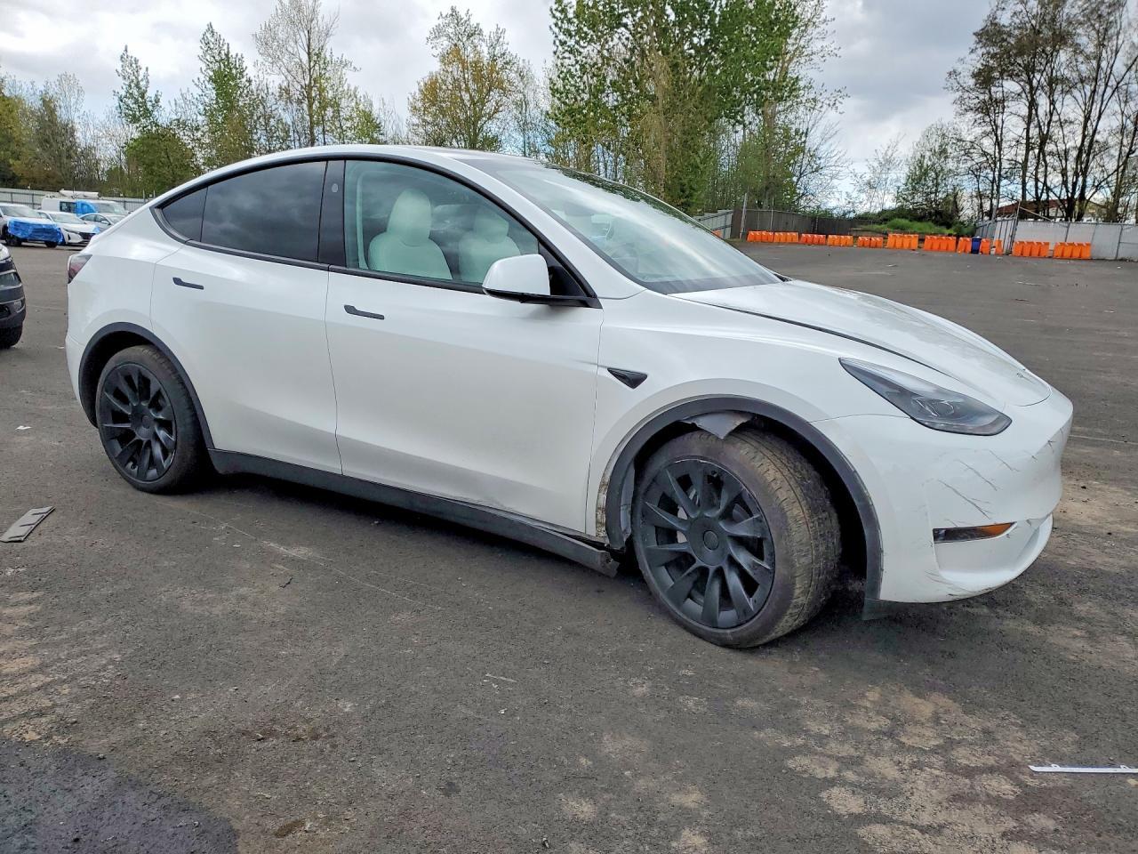 2025 Tesla Model Y - Фото 4