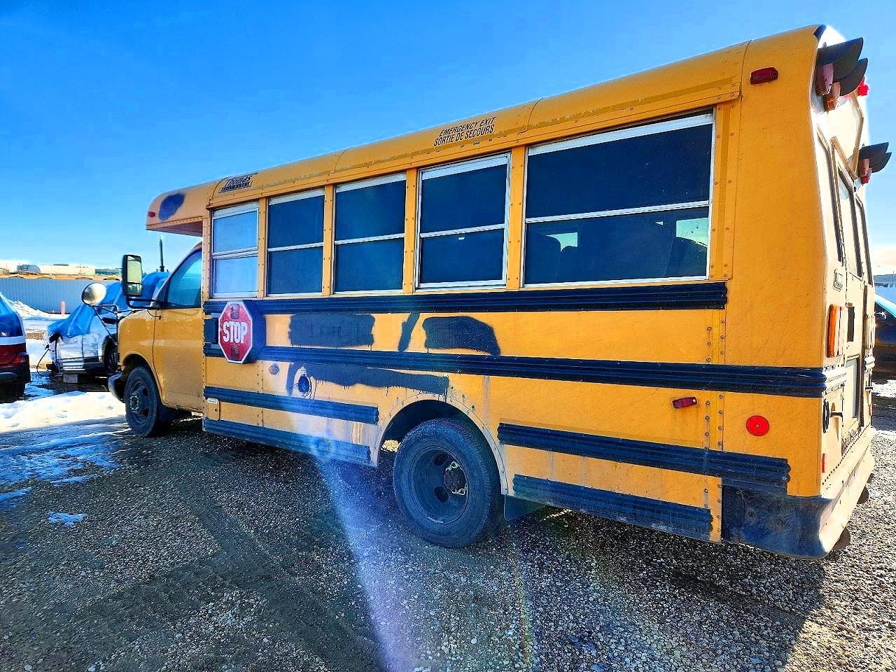 2011 Chevrolet Express Cutaway G3500 - Image 2