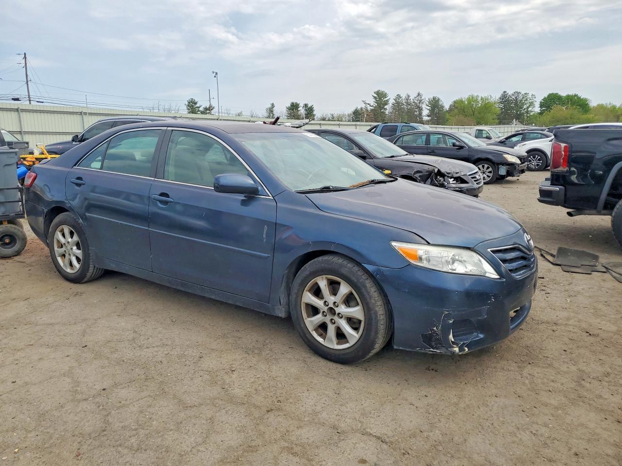 2011 Toyota Camry Le - Image 4